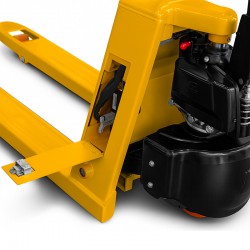 Electric Pallet Truck CORMAK Q15-4 1500kg Li-Ion | Industrial Machinery Manufacturer