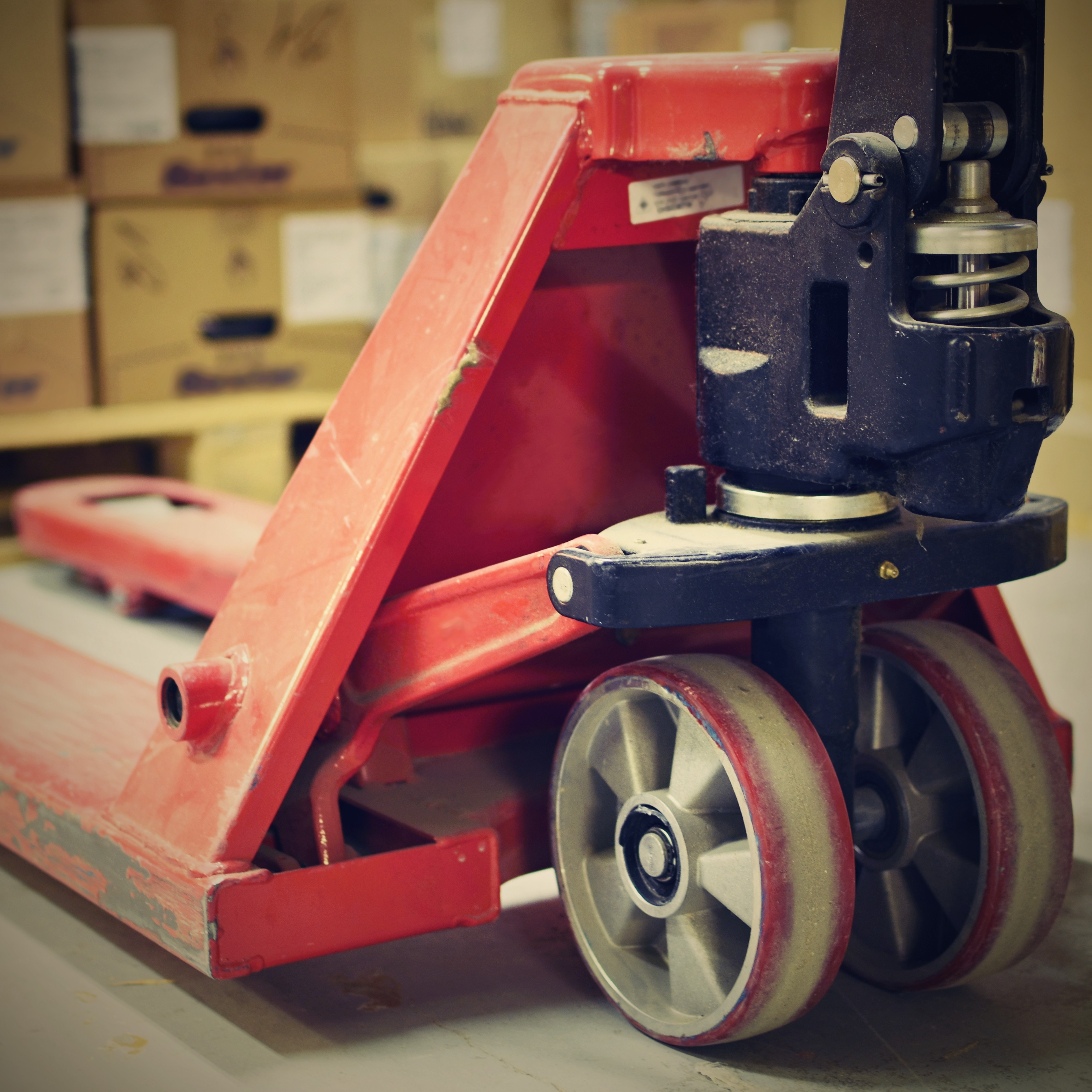 Een handpalletwagen of een elektrische palletwagen?