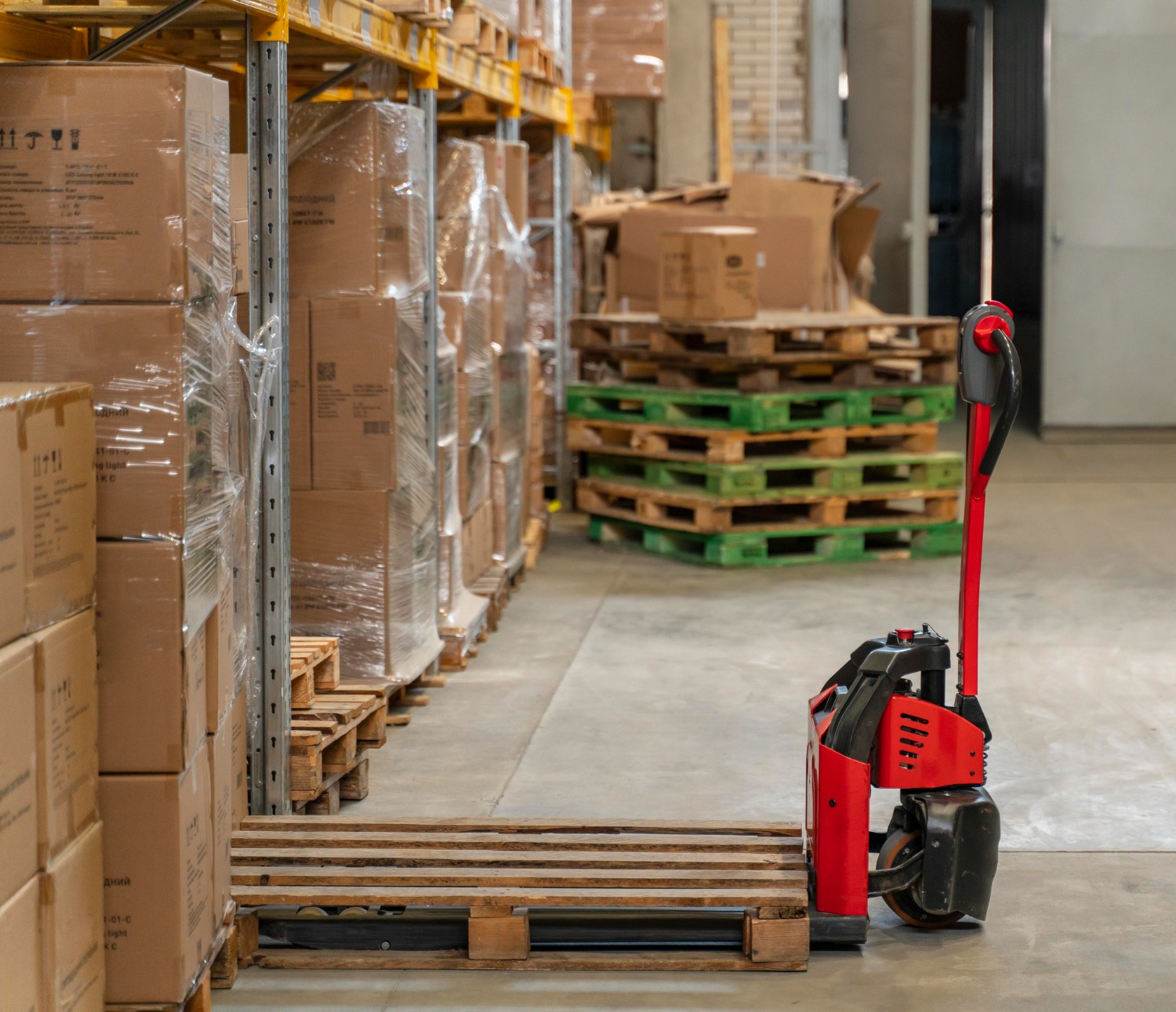 Het stapelen van pallets in het magazijn en tijdens het transport